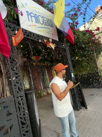 Mao habla a cámara en su restaurante